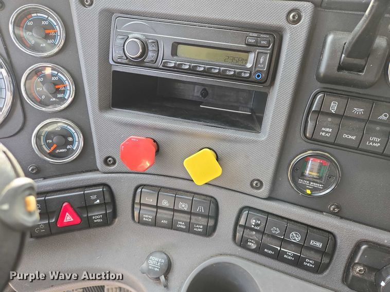 image for item EB1253 2017 Freightliner Cascadia semi truck