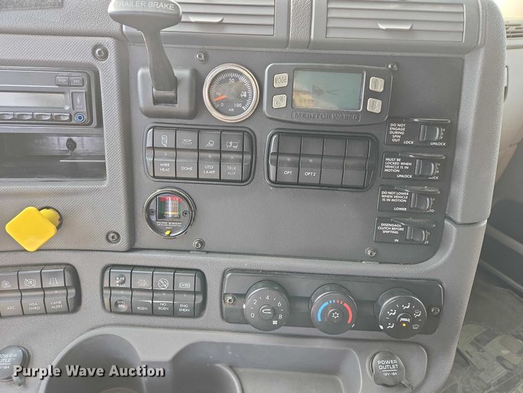 image for item EB1253 2017 Freightliner Cascadia semi truck