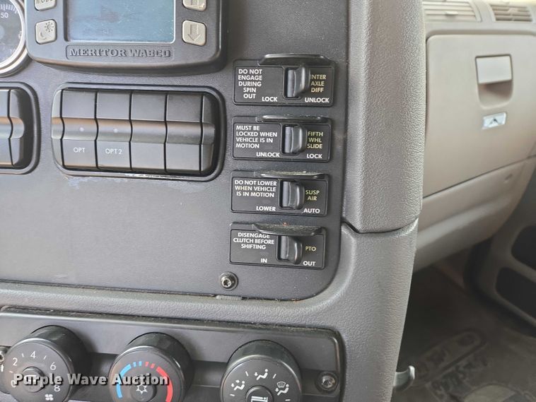 image for item EB1253 2017 Freightliner Cascadia semi truck