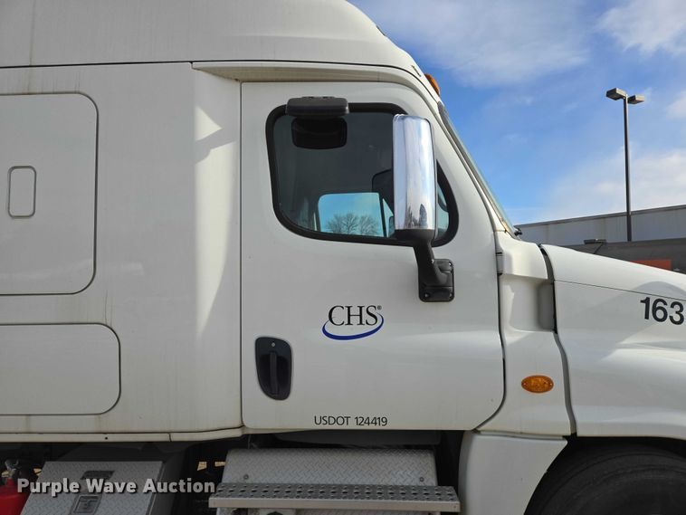 image for item EB1253 2017 Freightliner Cascadia semi truck