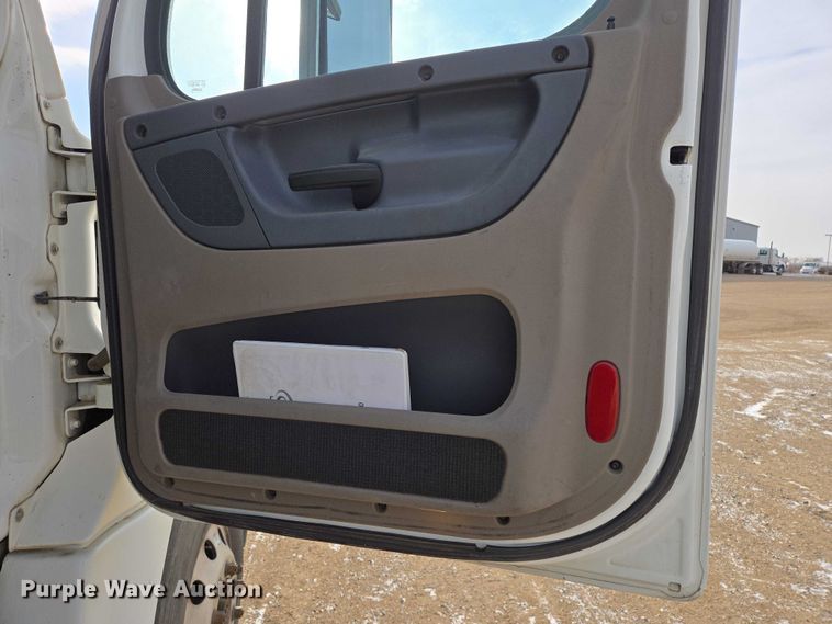 image for item EB1253 2017 Freightliner Cascadia semi truck