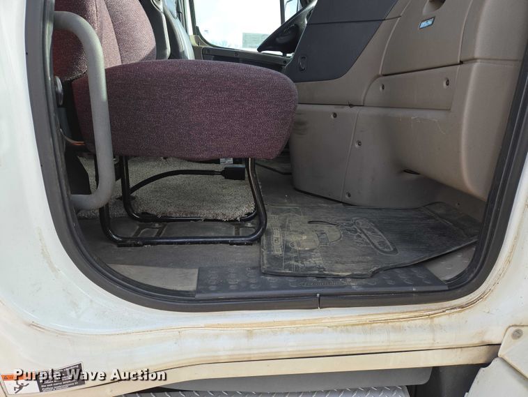 image for item EB1253 2017 Freightliner Cascadia semi truck