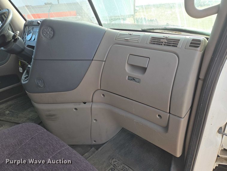 image for item EB1253 2017 Freightliner Cascadia semi truck