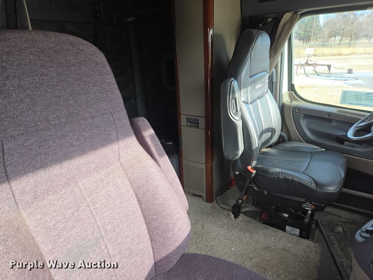 image for item EB1253 2017 Freightliner Cascadia semi truck