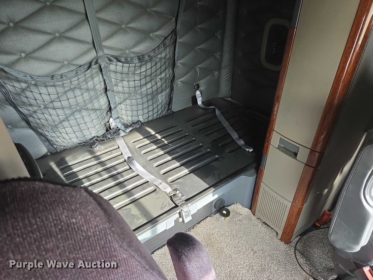 image for item EB1253 2017 Freightliner Cascadia semi truck