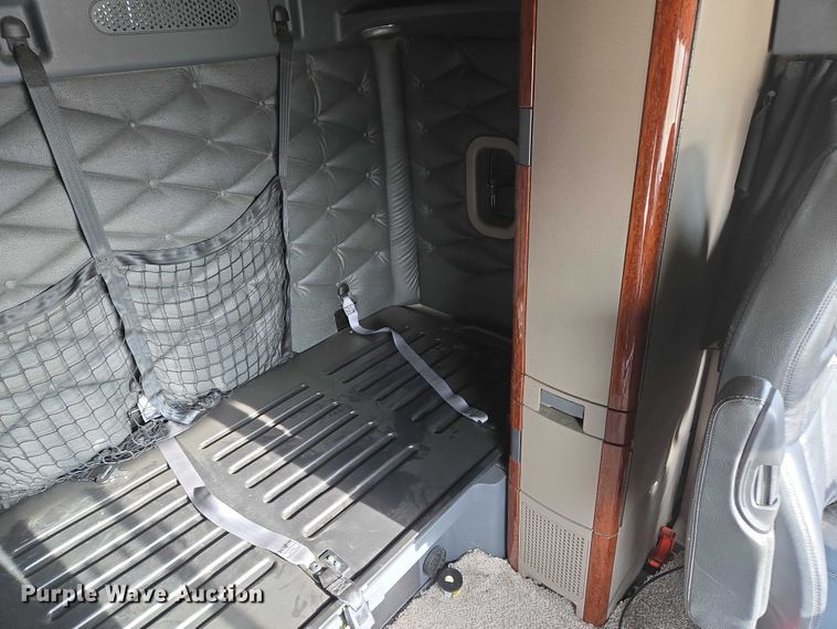 image for item EB1253 2017 Freightliner Cascadia semi truck