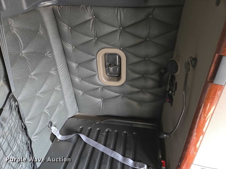 image for item EB1253 2017 Freightliner Cascadia semi truck