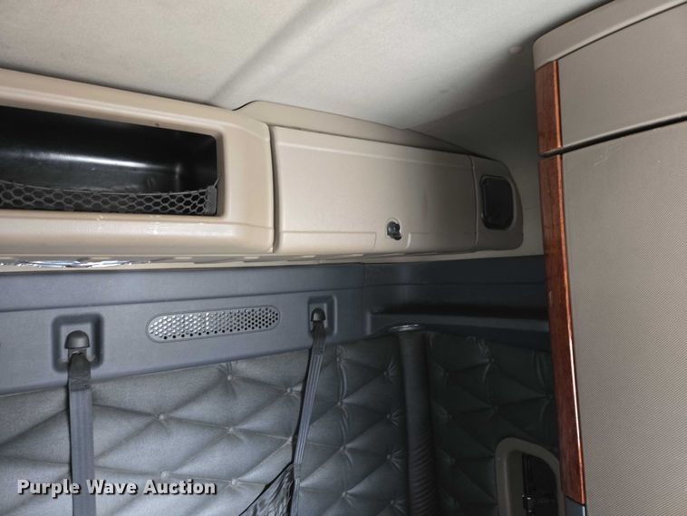 image for item EB1253 2017 Freightliner Cascadia semi truck