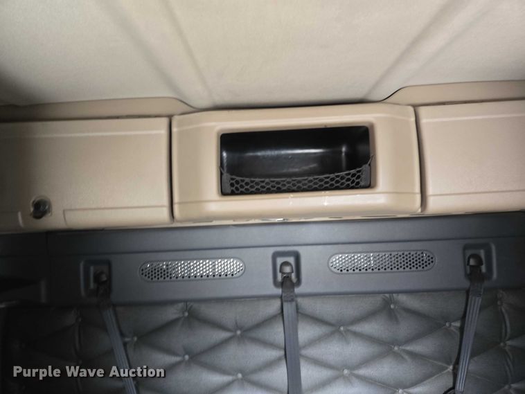 image for item EB1253 2017 Freightliner Cascadia semi truck