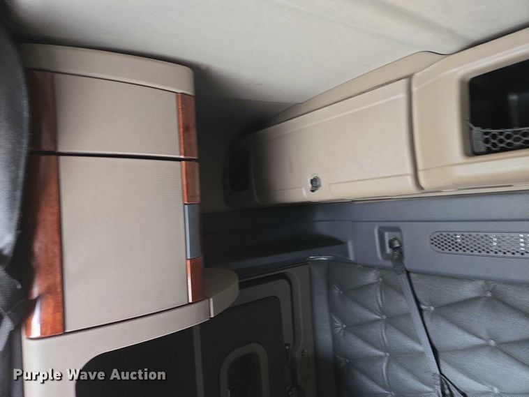 image for item EB1253 2017 Freightliner Cascadia semi truck