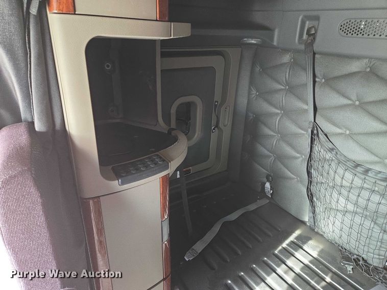 image for item EB1253 2017 Freightliner Cascadia semi truck