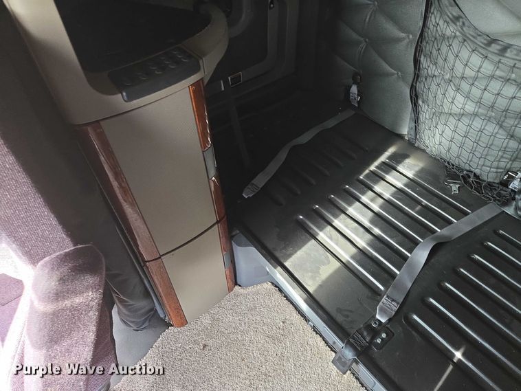 image for item EB1253 2017 Freightliner Cascadia semi truck