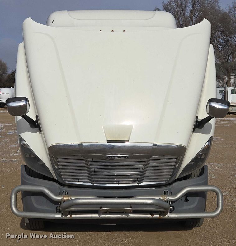 image for item EB1253 2017 Freightliner Cascadia semi truck