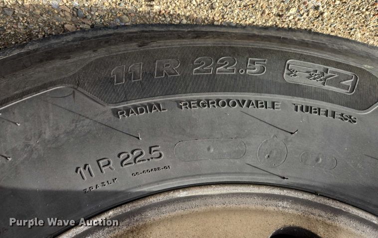 image for item EB1253 2017 Freightliner Cascadia semi truck