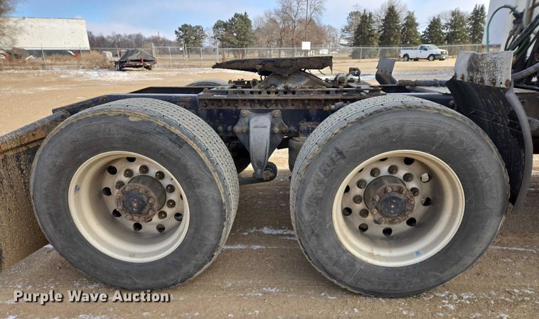 image for item EB1253 2017 Freightliner Cascadia semi truck