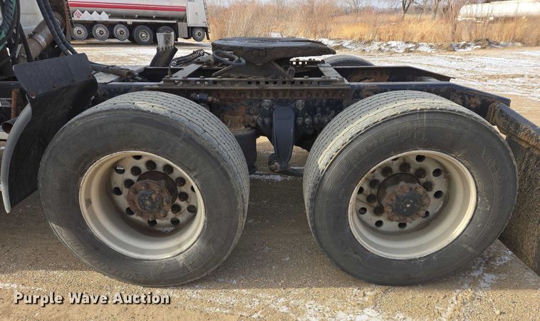 image for item EB1253 2017 Freightliner Cascadia semi truck