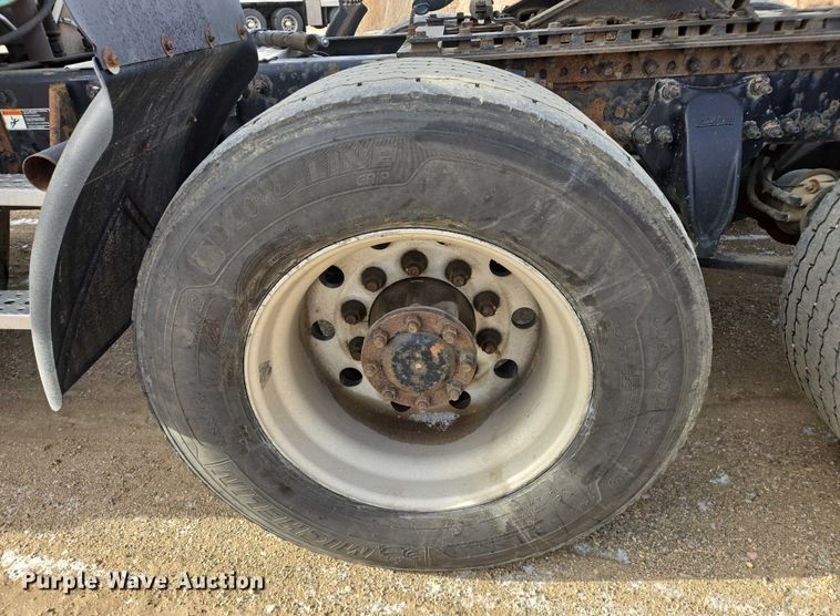 image for item EB1253 2017 Freightliner Cascadia semi truck