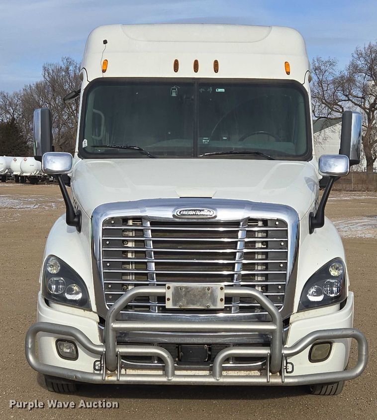 image for item EB1254 2015 Freightliner Cascadia semi truck
