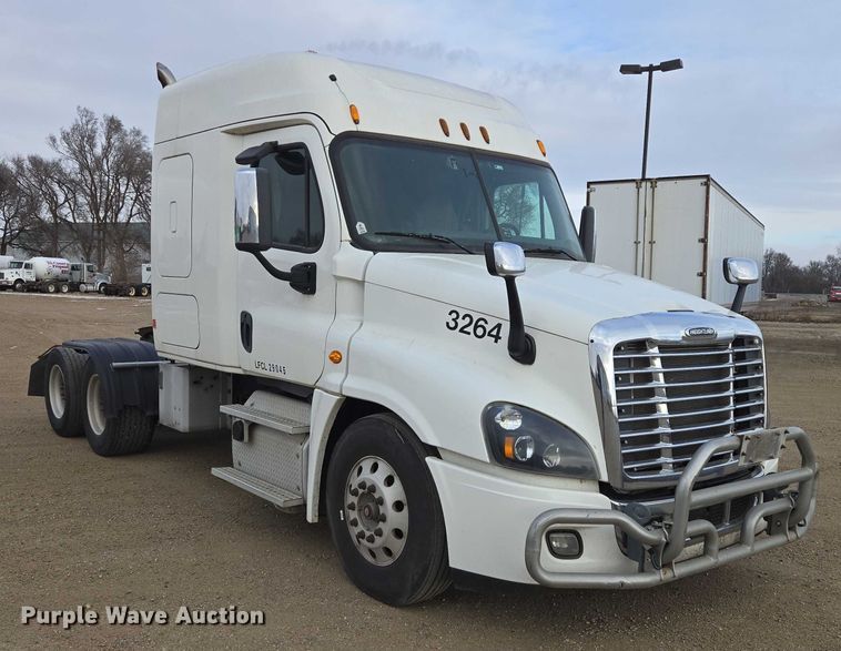 image for item EB1254 2015 Freightliner Cascadia semi truck