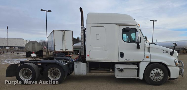 image for item EB1254 2015 Freightliner Cascadia semi truck