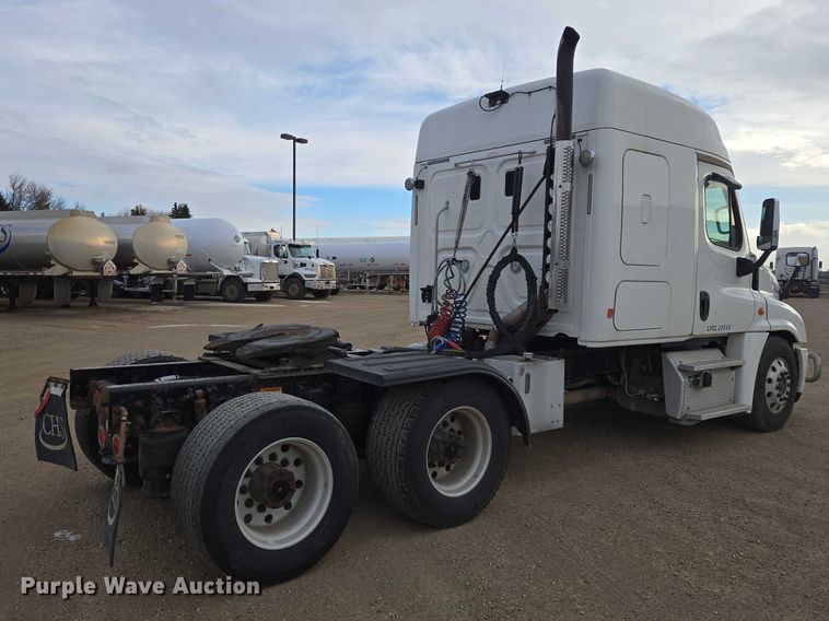 image for item EB1254 2015 Freightliner Cascadia semi truck