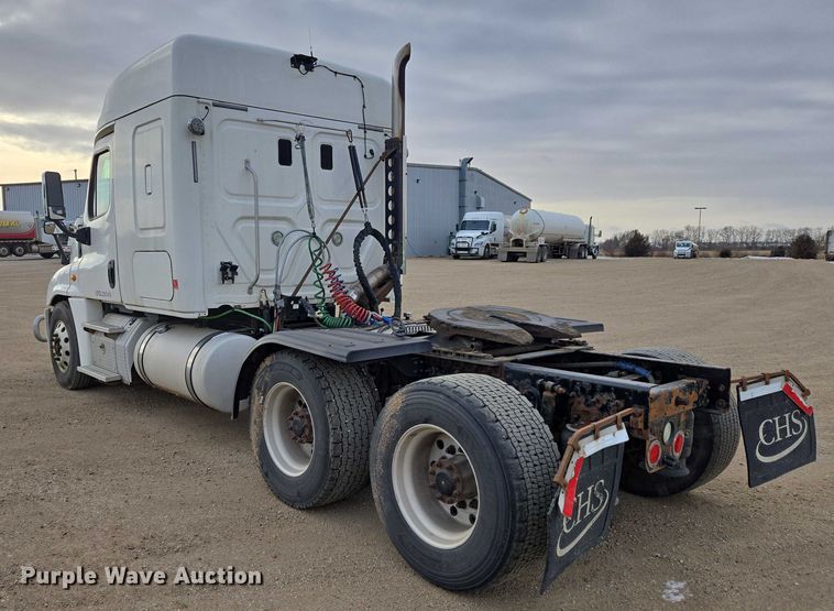 image for item EB1254 2015 Freightliner Cascadia semi truck
