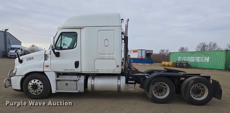 image for item EB1254 2015 Freightliner Cascadia semi truck