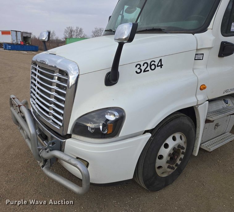 image for item EB1254 2015 Freightliner Cascadia semi truck