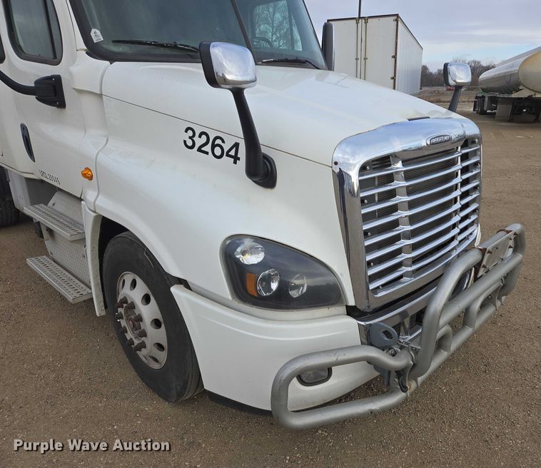 image for item EB1254 2015 Freightliner Cascadia semi truck