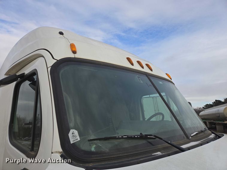 image for item EB1254 2015 Freightliner Cascadia semi truck