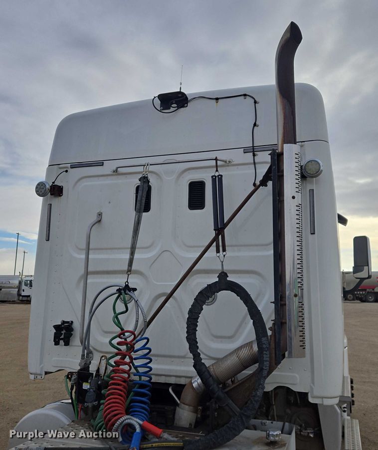 image for item EB1254 2015 Freightliner Cascadia semi truck