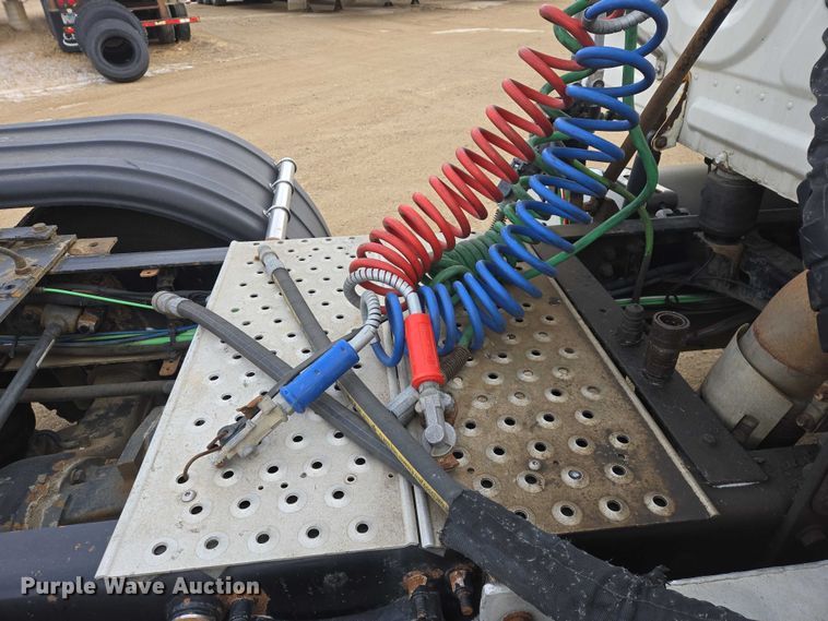 image for item EB1254 2015 Freightliner Cascadia semi truck