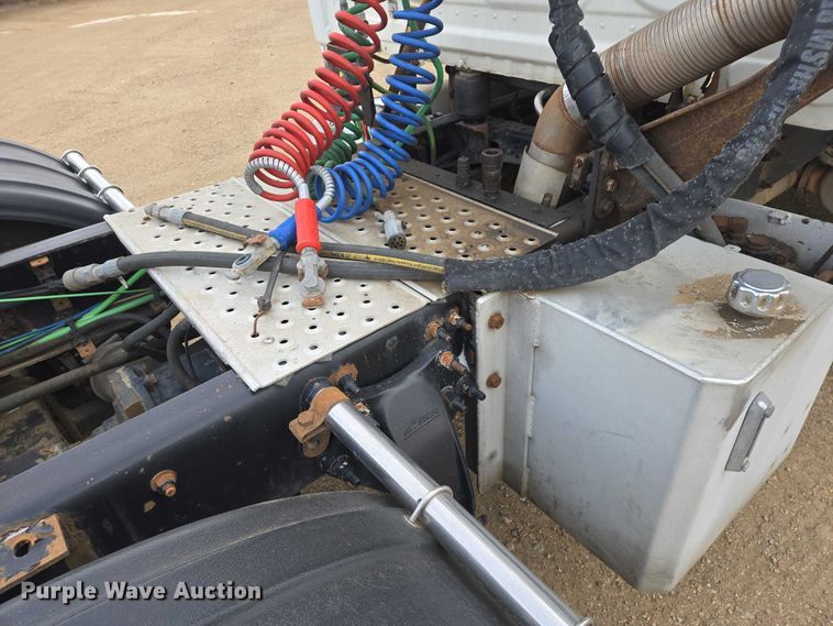 image for item EB1254 2015 Freightliner Cascadia semi truck