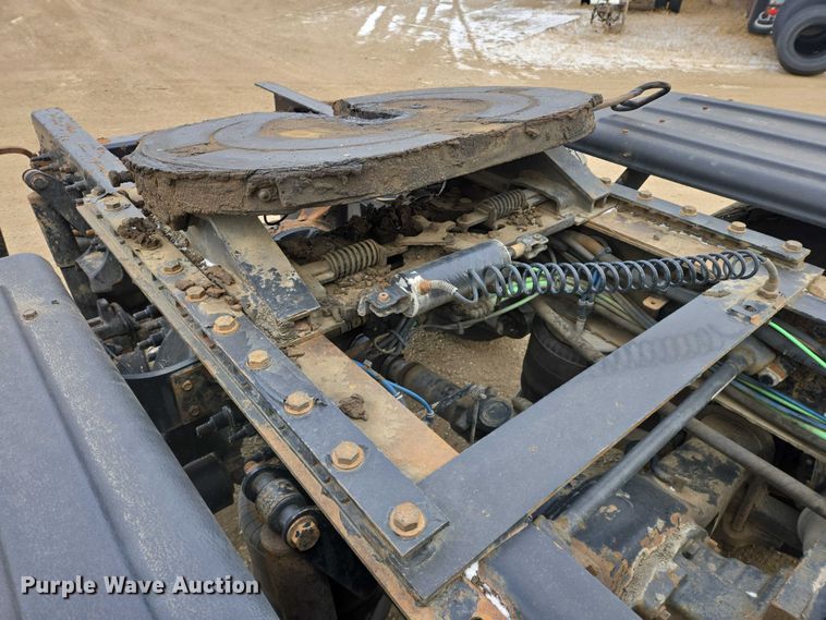 image for item EB1254 2015 Freightliner Cascadia semi truck