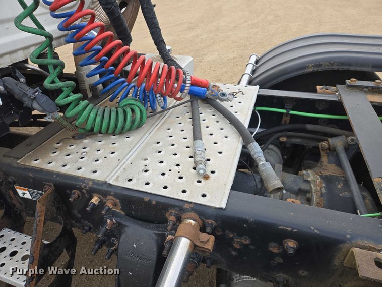 image for item EB1254 2015 Freightliner Cascadia semi truck