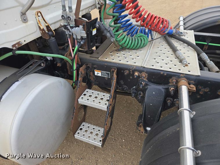 image for item EB1254 2015 Freightliner Cascadia semi truck