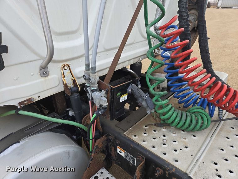 image for item EB1254 2015 Freightliner Cascadia semi truck