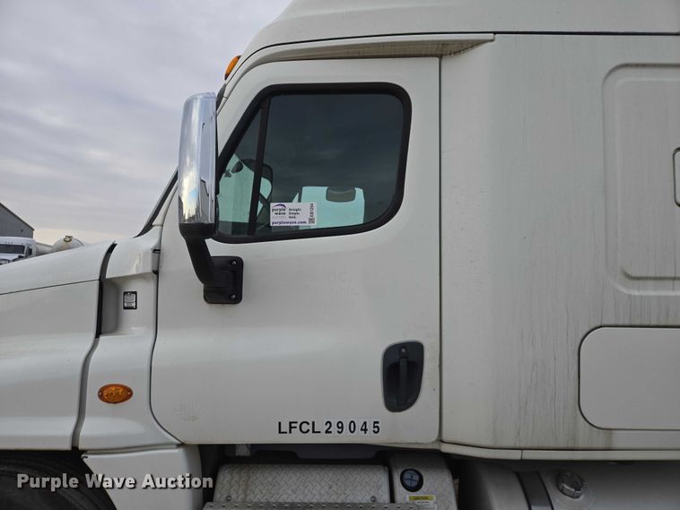 image for item EB1254 2015 Freightliner Cascadia semi truck