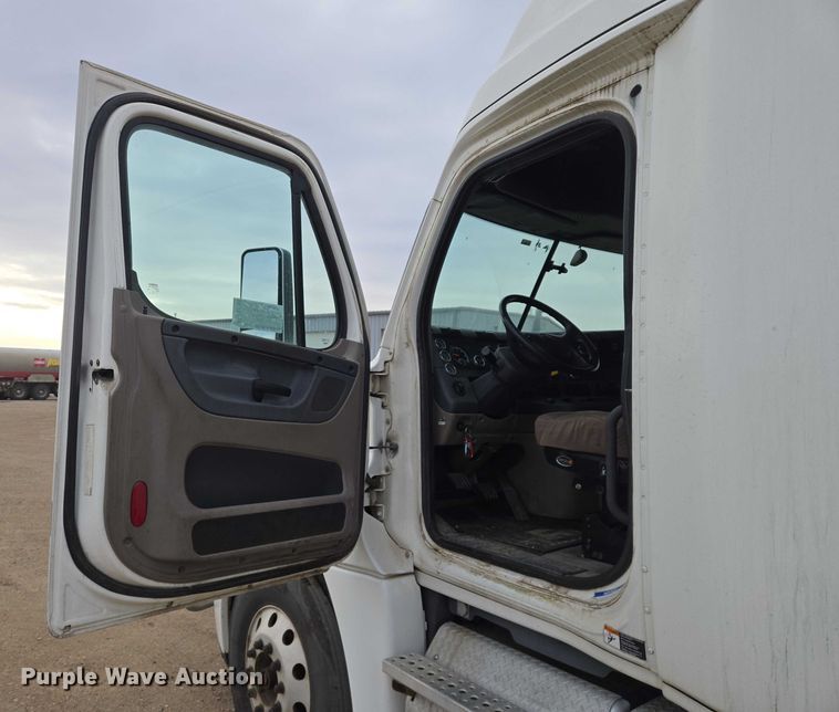 image for item EB1254 2015 Freightliner Cascadia semi truck