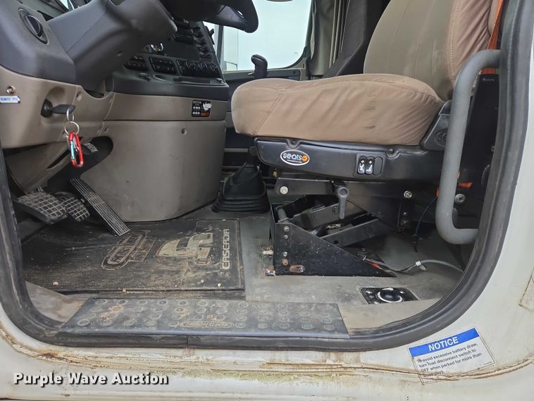 image for item EB1254 2015 Freightliner Cascadia semi truck