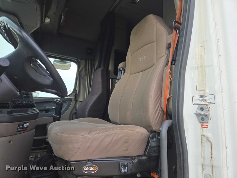 image for item EB1254 2015 Freightliner Cascadia semi truck