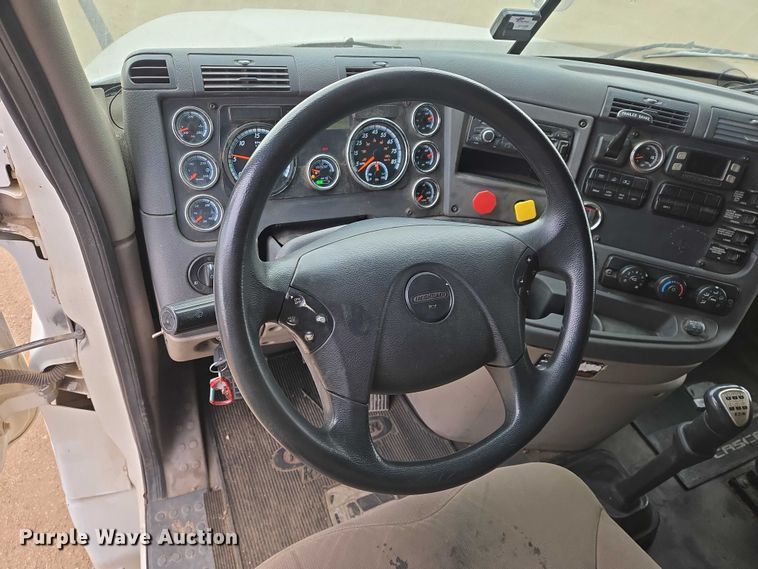 image for item EB1254 2015 Freightliner Cascadia semi truck