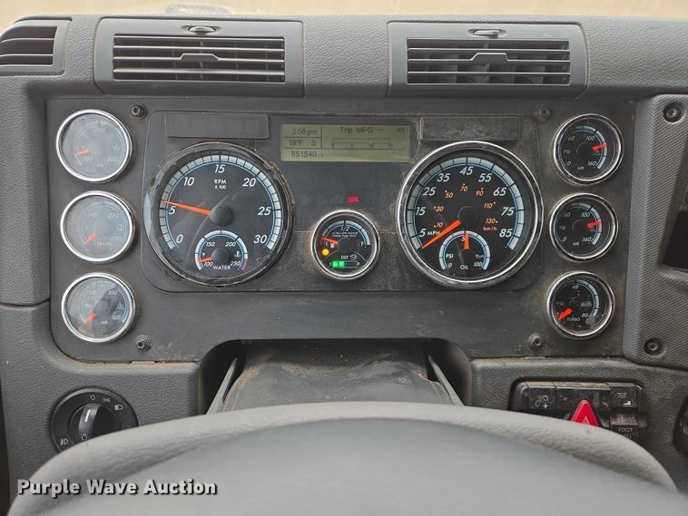 image for item EB1254 2015 Freightliner Cascadia semi truck