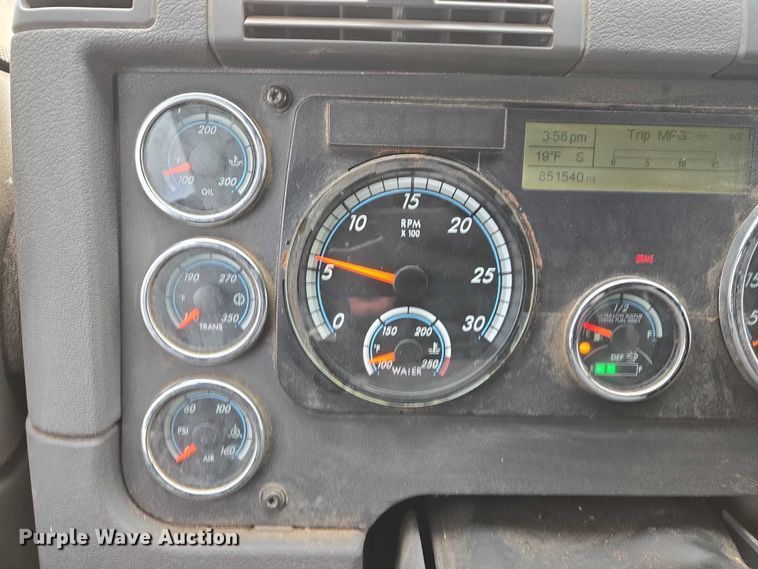 image for item EB1254 2015 Freightliner Cascadia semi truck