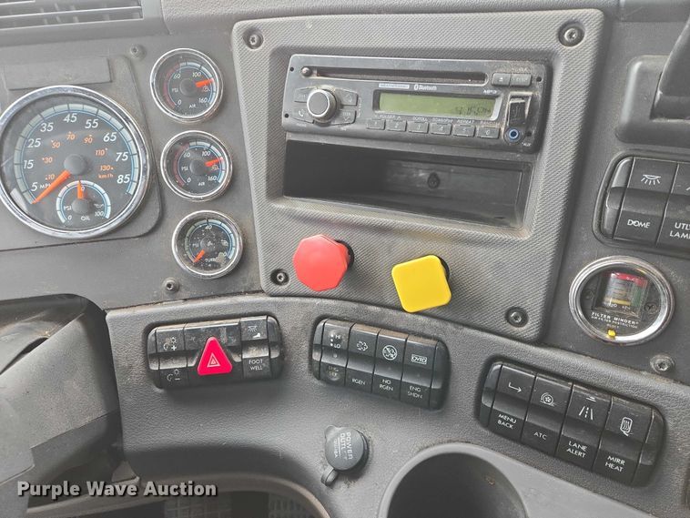 image for item EB1254 2015 Freightliner Cascadia semi truck