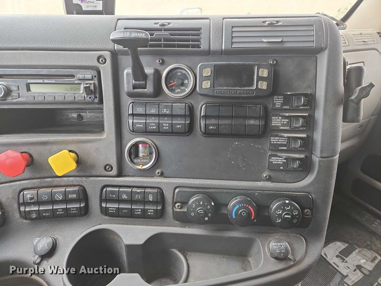 image for item EB1254 2015 Freightliner Cascadia semi truck