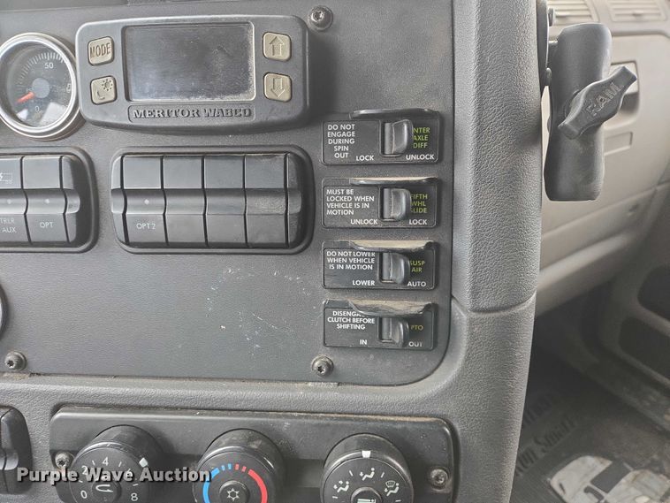 image for item EB1254 2015 Freightliner Cascadia semi truck