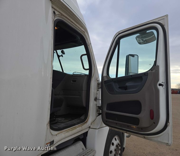 image for item EB1254 2015 Freightliner Cascadia semi truck