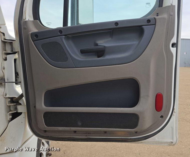 image for item EB1254 2015 Freightliner Cascadia semi truck