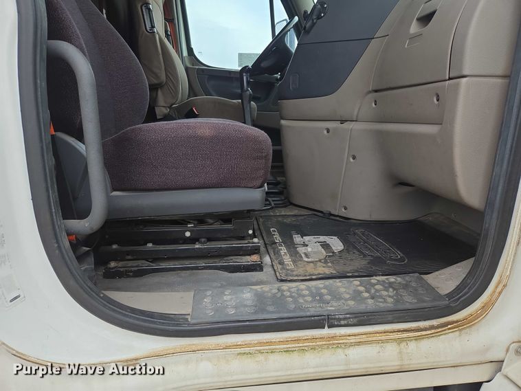 image for item EB1254 2015 Freightliner Cascadia semi truck